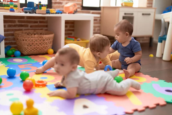 幼童小组在幼稚园的地板上玩爬行玩具 — 图库照片