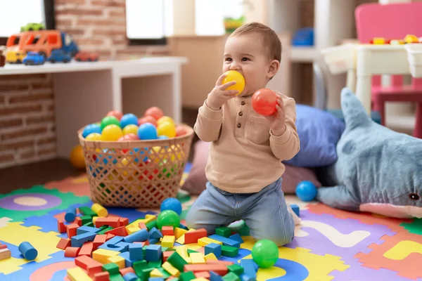 Liebenswertes Kleinkind Beißt Ball Kindergarten Auf Dem Boden — Stockfoto