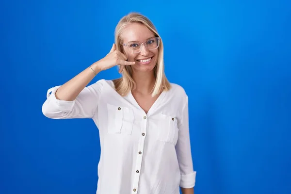 Mujer Caucásica Joven Pie Sobre Fondo Azul Sonriendo Haciendo Gesto — Foto de Stock