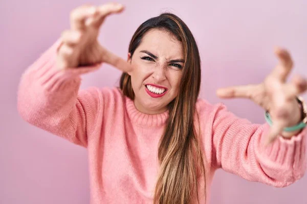 Young Hispanic Woman Standing Pink Background Shouting Frustrated Rage Hands — Foto de Stock