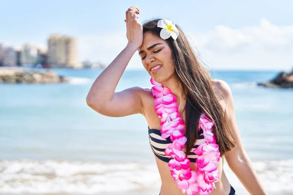 Young Brunette Woman Wearing Bikini Beach Surprised Hand Head Mistake — 图库照片