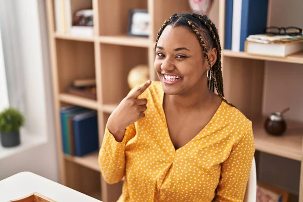 African American Woman Braids Sitting Dinning Room Smiling Happy Pointing — Stock Photo, Image