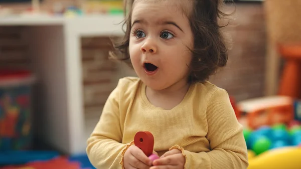 Liebenswertes Hispanisches Mädchen Steht Mit Überraschendem Gesichtsausdruck Kindergarten — Stockfoto