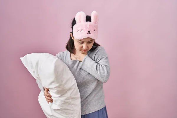 Sendromlu Bir Kadın Uyku Maskesi Takıyor Yastığa Sarılıyor Boynu Ağrıyor — Stok fotoğraf