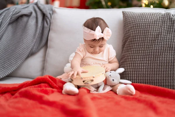 Entzückendes Kleinkind Spielt Tamburin Und Sitzt Hause Auf Dem Sofa — Stockfoto