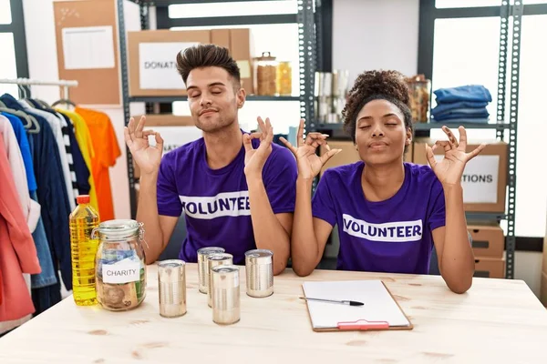 Los Jóvenes Interracial Que Usan Una Camiseta Voluntaria Las Donaciones —  Fotos de Stock