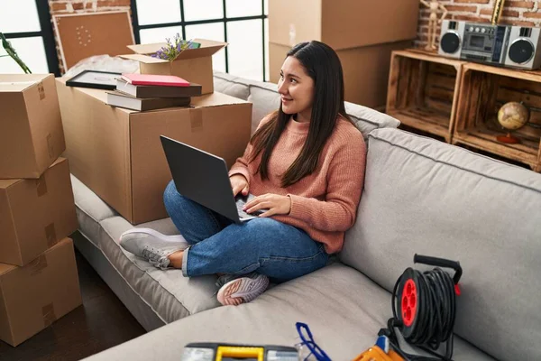 Young Hispanic Woman Using Laptop Sitting Sofa New Home — Foto de Stock
