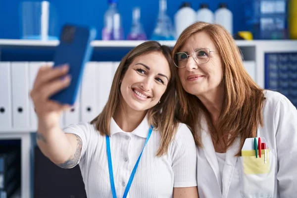 Μητέρα Και Κόρη Επιστήμονες Κάνουν Selfie Από Smartphone Στο Εργαστήριο — Φωτογραφία Αρχείου