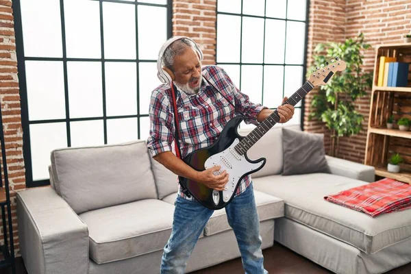 Homem Cabelos Grisalhos Sênior Cantando Música Tocando Guitarra Elétrica Casa — Fotografia de Stock