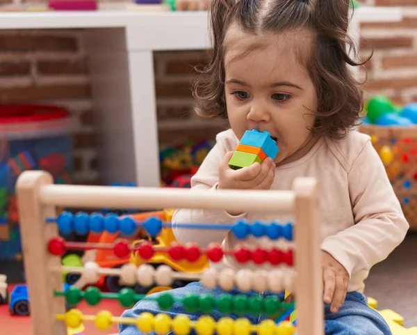 Очаровательная Латиноамериканка Играющая Строительными Блоками Детском Саду — стоковое фото