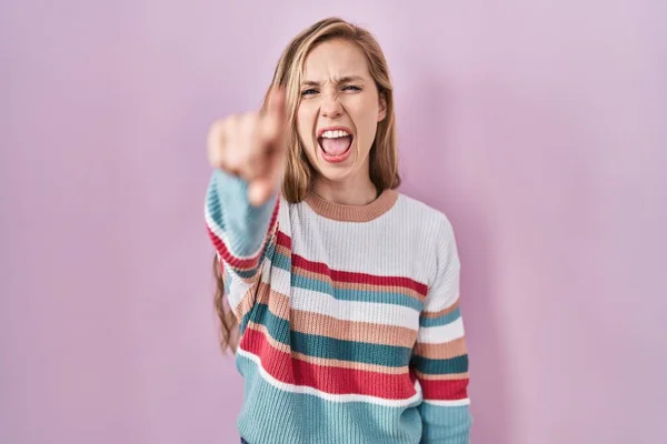 Young Blonde Woman Standing Pink Background Pointing Displeased Frustrated Camera — Foto Stock