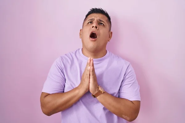 Young Hispanic Man Standing Pink Background Begging Praying Hands Together — Stock Photo, Image