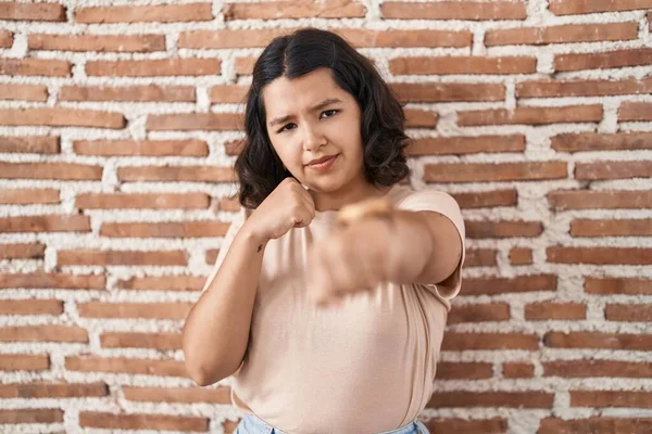 Молодая Латиноамериканка Стоящая Над Кирпичной Стеной Бьет Кулаком Драку Агрессивно — стоковое фото