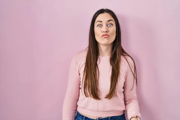 Young Brunette Woman Standing Pink Background Making Fish Face Lips — Foto de Stock