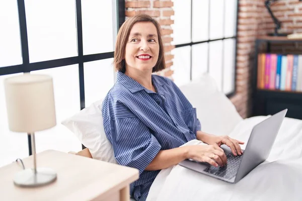 Middle Age Woman Using Laptop Sitting Bed Bedroom — Foto Stock
