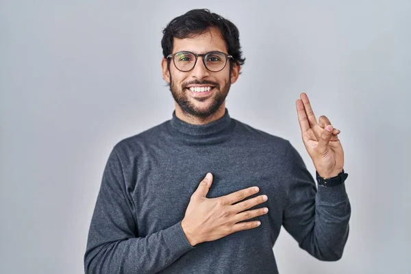 Handsome Latin Man Standing Isolated Background Smiling Swearing Hand Chest —  Fotos de Stock