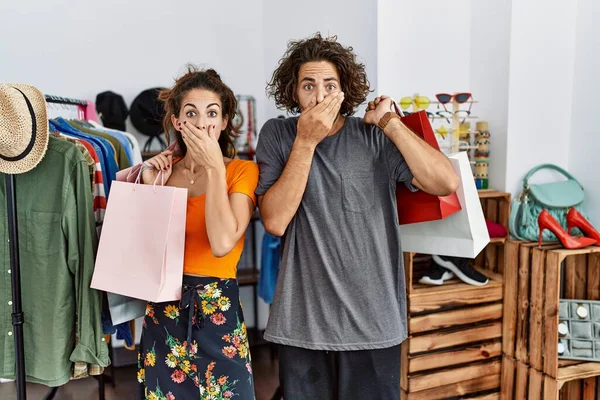 Junges Hispanisches Paar Das Einzelhandel Einkaufstüten Der Hand Hält Schockiert — Stockfoto