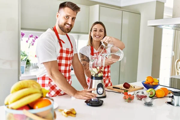 Jong Paar Gieten Water Maken Smoothie Koken Keuken — Stockfoto