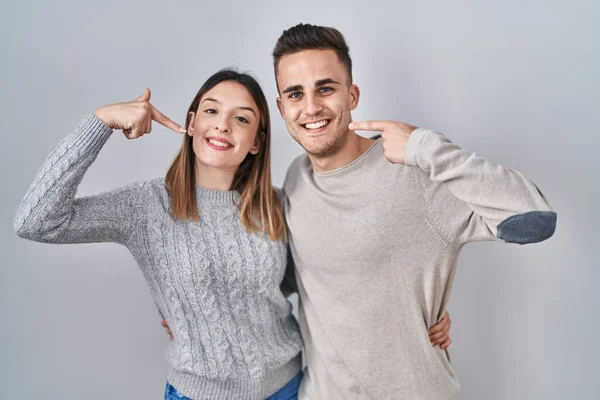 Unga Latinamerikanska Par Står Över Vit Bakgrund Leende Glad Visar — Stockfoto