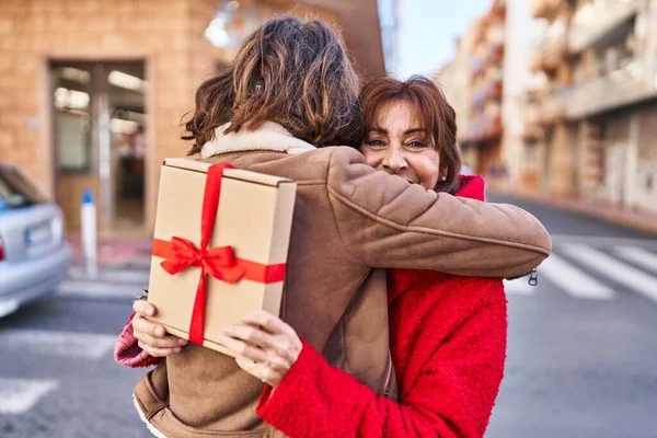 Twee Vrouwen Moeder Dochter Knuffelen Elkaar Verrassing Met Cadeau Straat — Stockfoto
