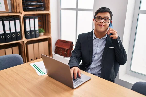 Síndrome Hombre Trabajador Negocios Hablando Teléfono Inteligente Oficina — Foto de Stock