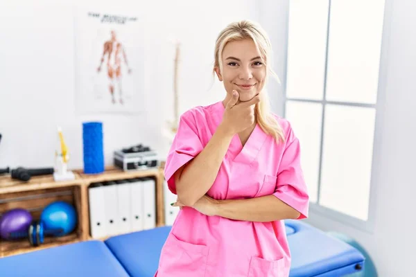 Young Caucasian Woman Working Pain Recovery Clinic Looking Confident Camera — Stock Photo, Image