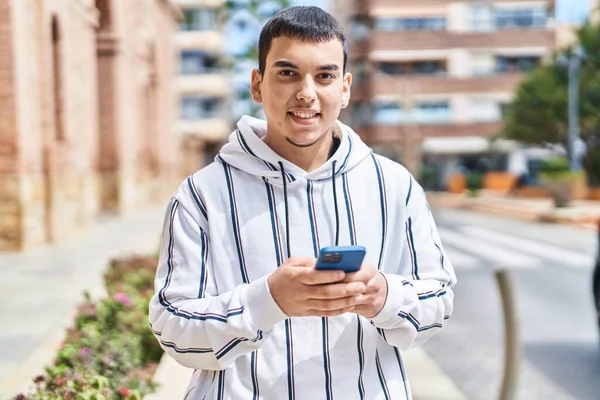 Jeune Homme Souriant Confiant Utilisant Smartphone Rue — Photo