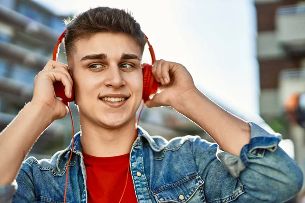 Jeune Caucasien Gars Portant Des Écouteurs Écouter Musique Ville — Photo