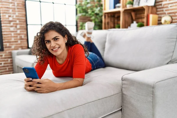 Mujer Latina Joven Sonriendo Confiada Usando Smartphone Casa — Foto de Stock
