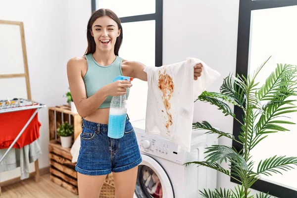 Junge Hispanische Frau Putzt Schmutziges Weißes Shirt Mit Fleck Waschküche — Stockfoto