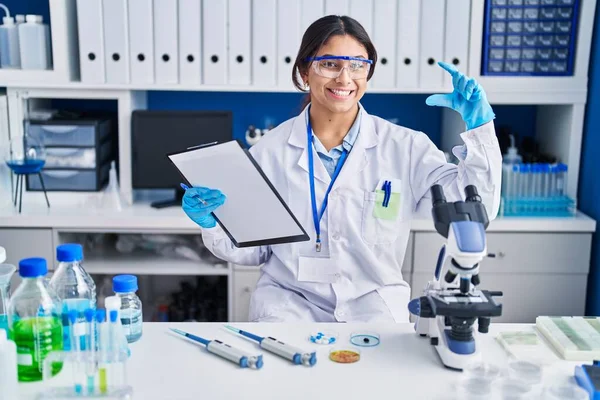 Hispanic Young Woman Working Scientist Laboratory Smiling Confident Gesturing Hand — ストック写真