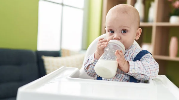 Bedårande Kaukasiska Baby Dricka Utfodring Flaska Sitter Barnstol Hemma — Stockfoto