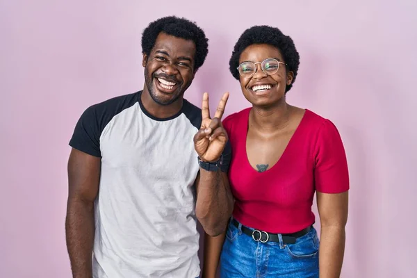 Unga Afrikanska Amerikanska Par Står Över Rosa Bakgrund Visar Och — Stockfoto