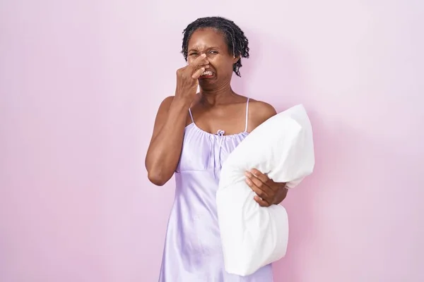 Африканская Женщина Дредами Пижаме Обнимающая Подушку Пахнет Вонючим Отвратительным Невыносимым — стоковое фото