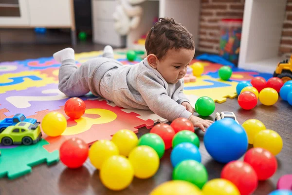 Schattige Latino Baby Spelen Met Ballen Liggend Vloer Kleuterschool — Stockfoto