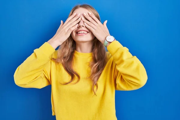Young Caucasian Woman Standing Blue Background Covering Eyes Hands Smiling — Foto de Stock
