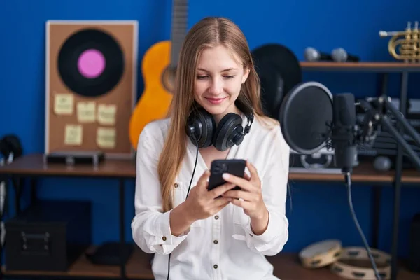 Young Caucasian Woman Artist Smiling Confident Using Smartphone Music Studio — ストック写真