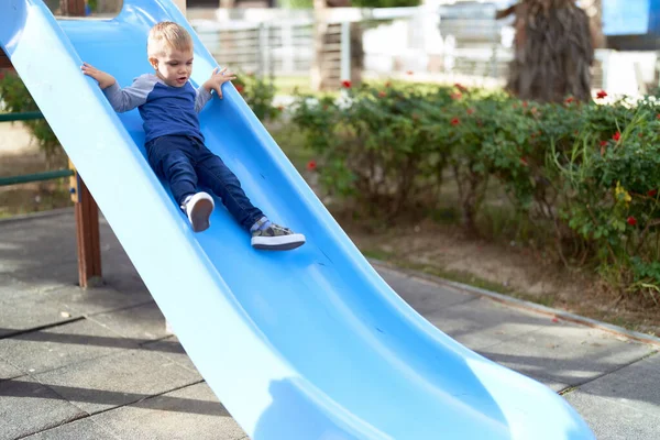 Criança Adorável Sorrindo Confiante Jogando Slide Parque — Fotografia de Stock
