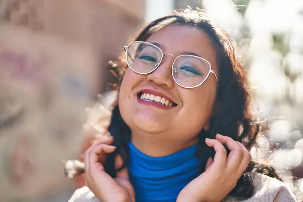 Nuori Kiinalainen Nainen Hymyilee Luottavainen Seisoo Kadulla — kuvapankkivalokuva