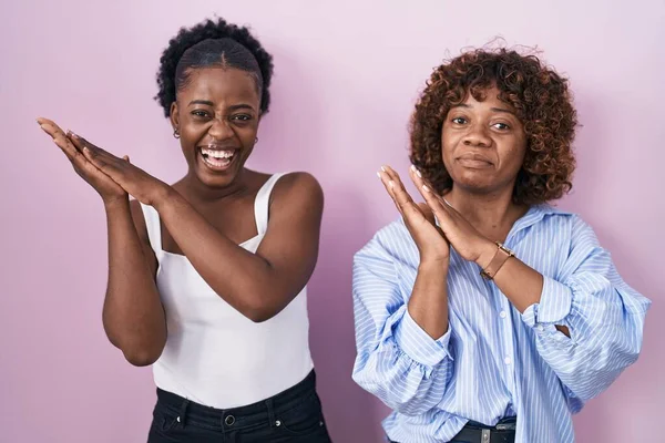 Dos Mujeres Africanas Pie Sobre Fondo Rosa Aplaudiendo Aplaudiendo Felices — Foto de Stock