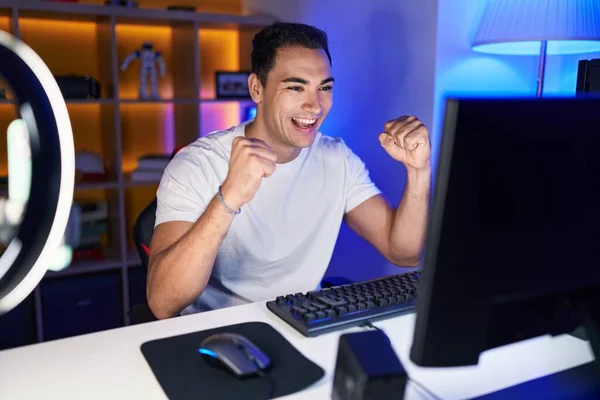 Mladý Hispánec Muž Streamer Hraje Videohru Vítězným Výrazem Herně — Stock fotografie