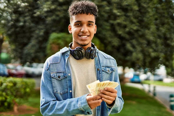 Hispanischer Junger Mann Hält Auf Dem Universitätscampus 100 Dänische Kronen — Stockfoto
