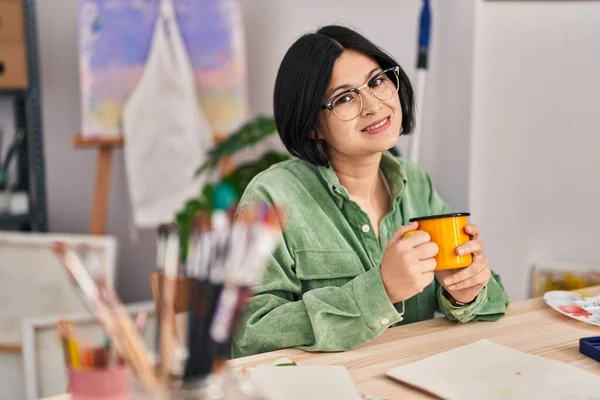 Young Chinese Woman Artist Smiling Confident Drinking Coffee Art Studio — ストック写真