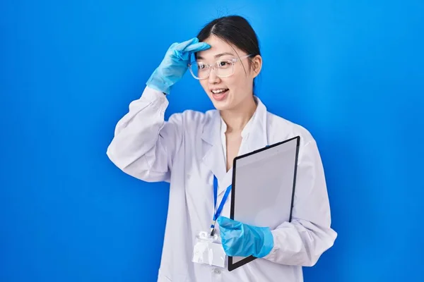 Mujer Joven China Que Trabaja Laboratorio Científico Muy Feliz Sonriente —  Fotos de Stock