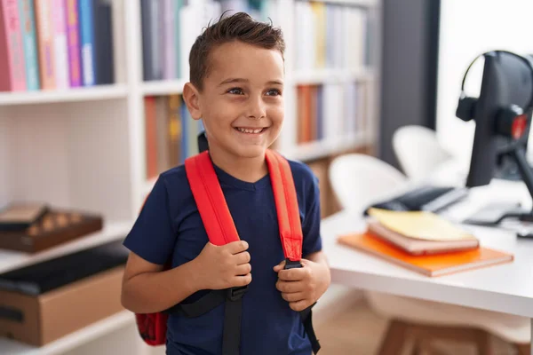 Sevimli Spanyol Bebek Öğrenci Kütüphane Okulunda Kendine Güvenerek Gülümsüyor — Stok fotoğraf