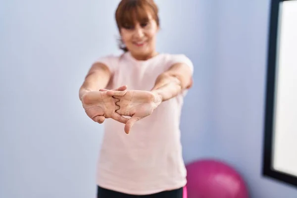 Middle Age Woman Smiling Confident Stretching Arms Sport Center — 图库照片