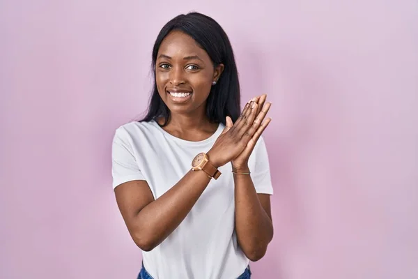African Young Woman Wearing Casual White Shirt Clapping Applauding Happy — 图库照片