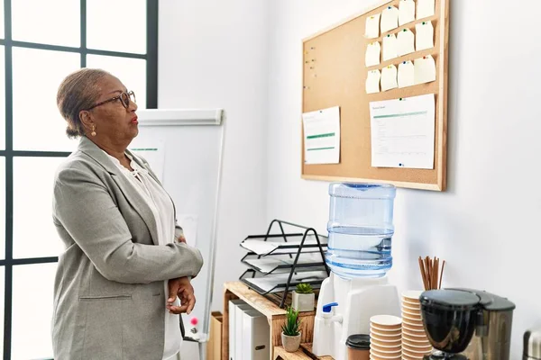 Senior African American Woman Business Worker Looking Corkboard Office — Stock Photo, Image