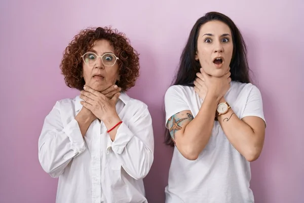 Hispanic Mother Daughter Wearing Casual White Shirt Pink Background Shouting — Stock Photo, Image