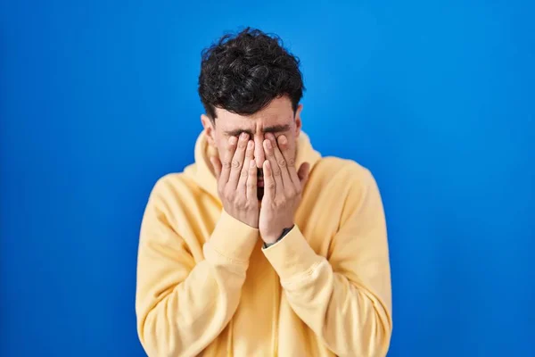 Hispanic Man Standing Blue Background Rubbing Eyes Fatigue Headache Sleepy — Foto Stock